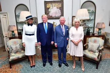 Alžběta II. a Charles postupně přijali Trumpa. Slavnostní banket část politiků bojkotuje