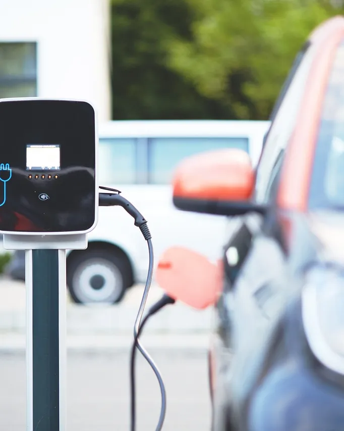 Novou nabíječku ani nezapojili, nešlo u ní stát. Praha slibuje nápravu