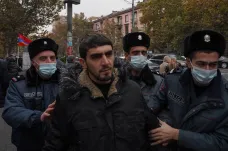 Pašinjan ignoroval opoziční ultimátum, nerezignoval. V ulicích Jerevanu se opět protestuje