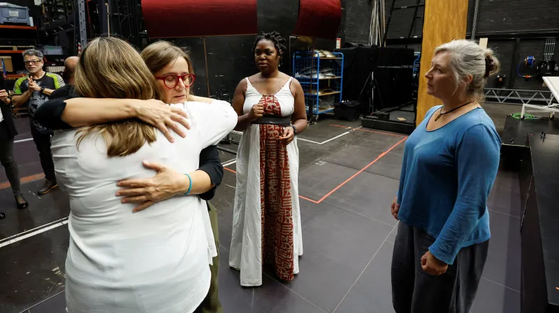 Koordinátoři intimity působí i na divadle. Na snímku zkouška opery Antonius a Kleopatra v Barceloně, na niž dohlíží koordinátorka Ita O'Brienová (vpravo)