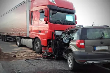 Během prodlouženého víkendu vyhaslo na silnicích šestnáct životů. Nejhůře bylo v pátek a neděli