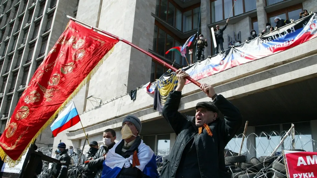 Aktivisté mávají vlajkami před administrativní budovou v Doněcku
