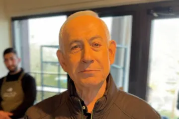 Zvěsti o Netanjahuově smrti a AI videích vyvrací analýza francouzské televize