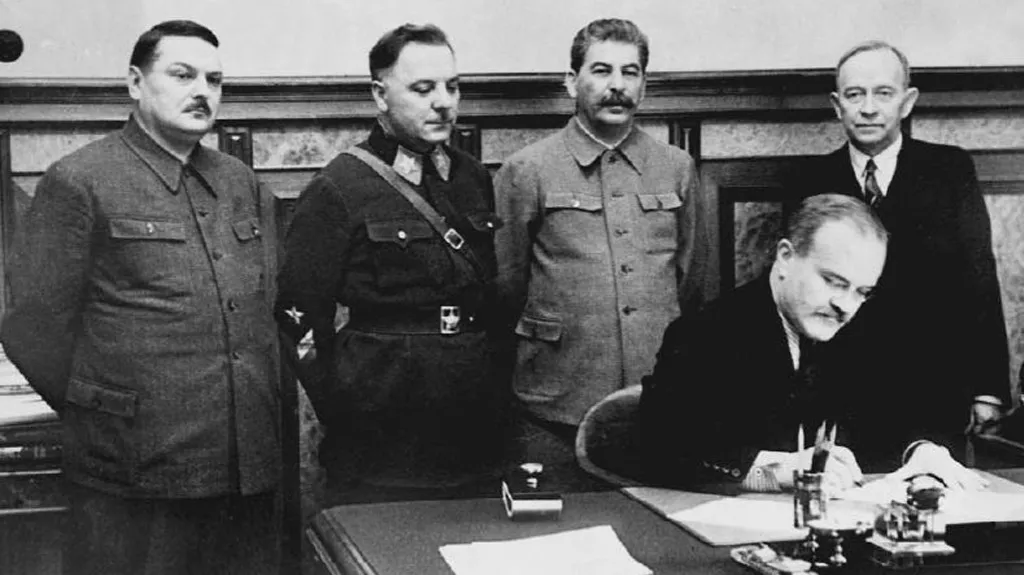 Molotov podepisuje smlouvu s Finskem (1940)