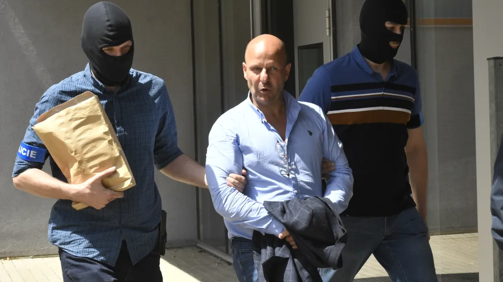 Obviněný Petr Hlubuček s policisty
