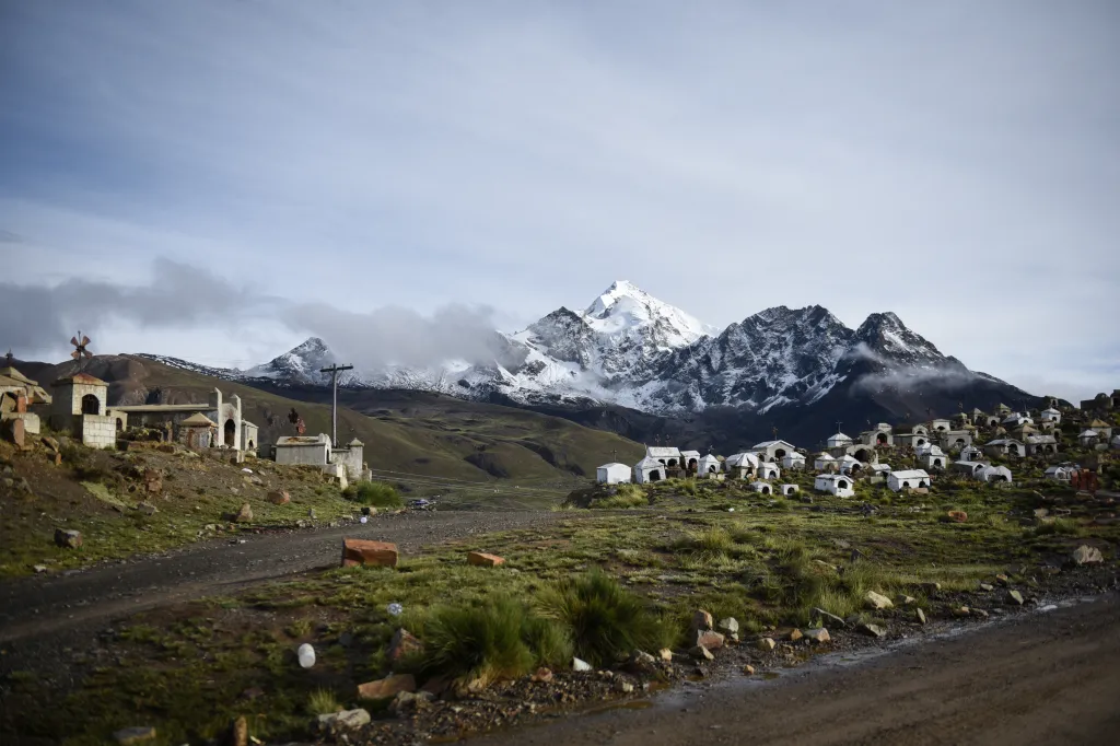 Zasněžená hora Huayna Potosí za hřbitovem nedaleko El Alta