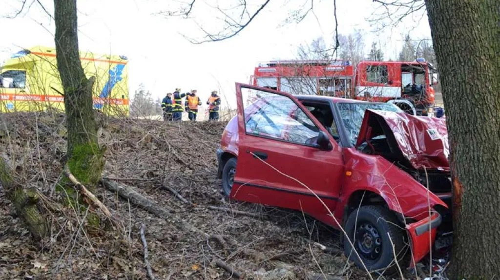 Osobní auto po nárazu do stromu