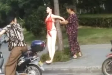 Zpomalte, vyzývá řidiče polonahá gumová kráska