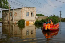 Okupanti uzavřeli zatopené město na Dněpru, stovky obyvatel se pohřešují, tvrdí dobrovolníci