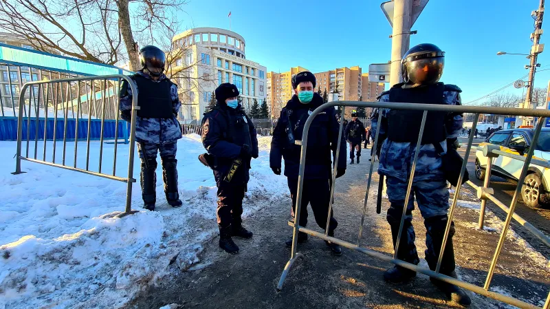 Policisté hlídají budovu soudu v Moskvě, kde se koná proces s opozičním předákem Alexejem Navalným