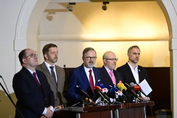 Zástupci koalice a Pirátů se shodli na posilování evropského pilíře NATO