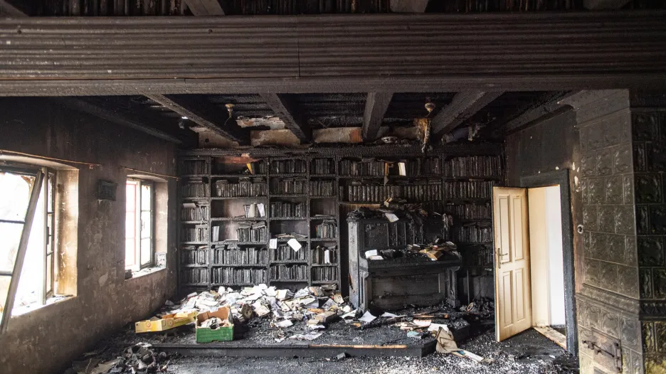 Vyhořelá knihovna kulturního centra v Banské Štiavnici
