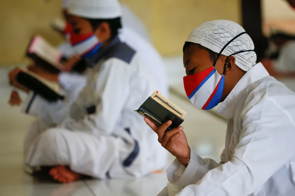 Muslimští studenti z internátní školy Daarul Qur'an Al Kautsar v indonéském Bogoru v provincii Západní Jáva studují Korán