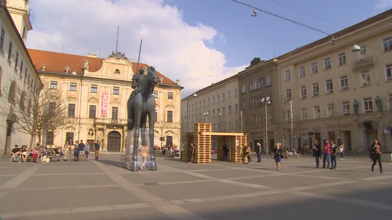 Venkovní představení na úvod festivalu Encounter