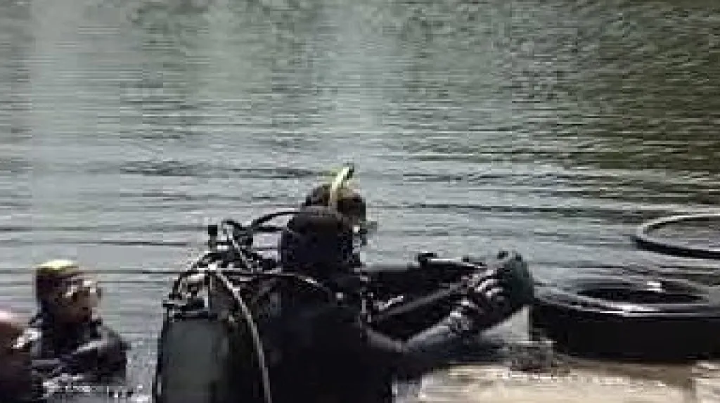 Potápěči čístí koryto řeky
