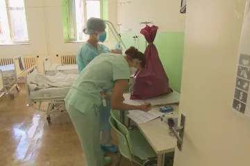 Nemocnice kvůli covidu omezují návštěvy, plošná opatření ministerstvo neplánuje