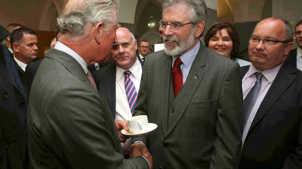 Britský princ Charles a lídr Sin Fein Gerry Adams
