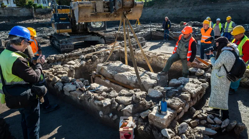 Dělníci zvedají víko římského sarkofágu