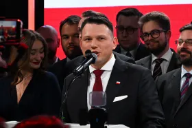 V polských volbách podle odhadů těsně vede Trzaskowski