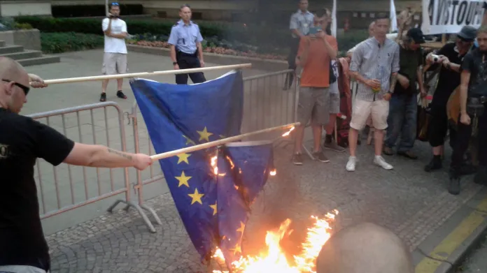 Demonstranti zapálili před Úřadem vlády několik vlajek EU