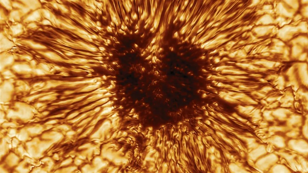 Nový snímek detailu sluneční skvrny pořízený havajskou observatoří