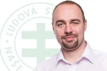 Kotlebova poslance obžalovali z napadení cizince. Nahradí jej Hitlerův fanoušek