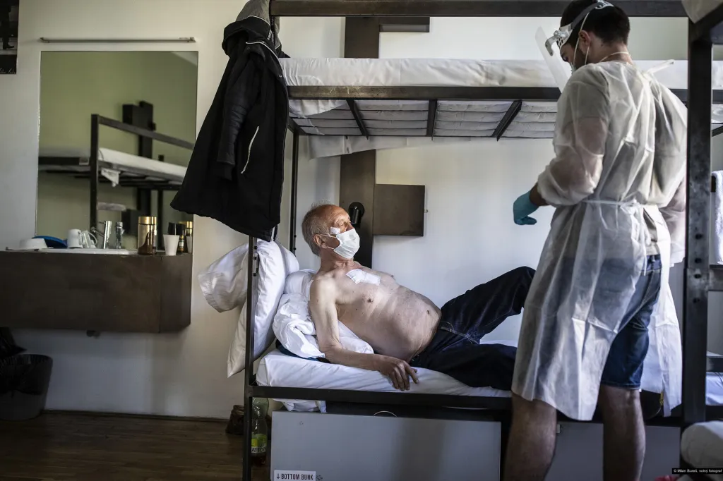 Vítězem partnerské ceny Výboru dobré vůle – Nadace Olgy Havlové se stal Milan Bureš za sérii fotografií „Medici na ulici“