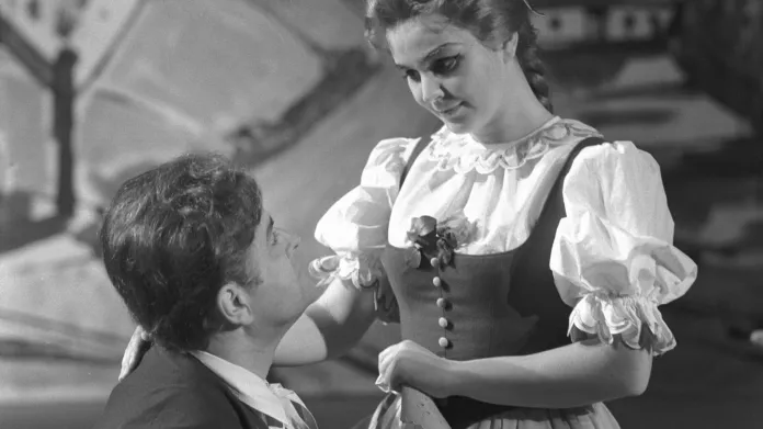 Gabriela Beňačková jako Mařenka v Prodané nevěstě na scéně ND (1971). V roli jeníka Ivo Žídek.