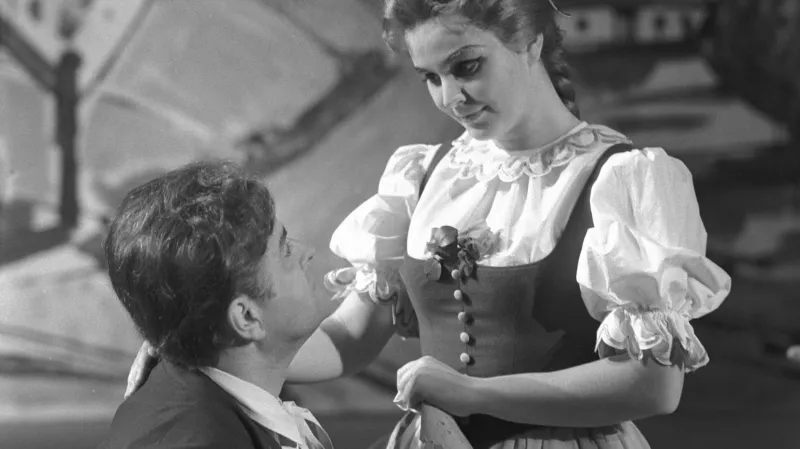Gabriela Beňačková jako Mařenka v Prodané nevěstě na scéně ND (1971). V roli jeníka Ivo Žídek.