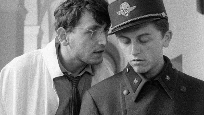 Ostře sledované vlaky