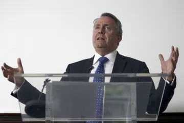 Pokud britský parlament odmítne dohodu, ministr Fox dává brexitu poloviční šanci