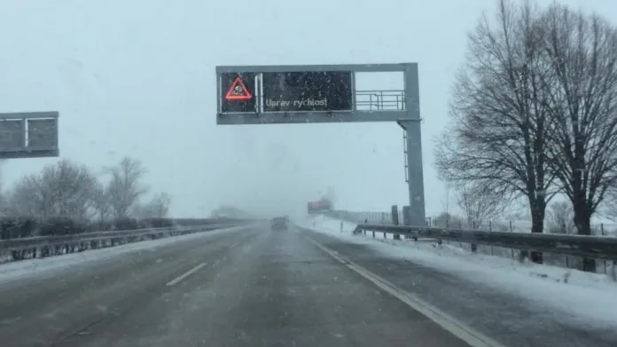 Hustě sněžilo i na dálnici