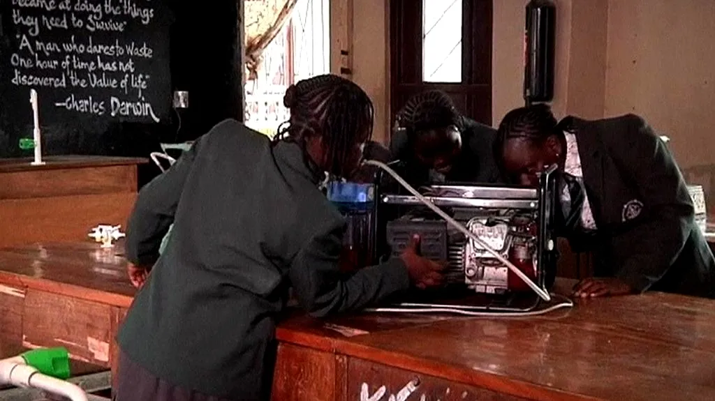 Nigerijští studenti vyrábí elektřinu z moči