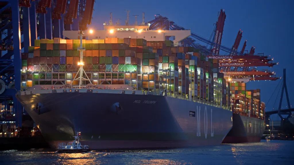 Největší nákladní loď světa Mol Triumph v hamburském přístavu