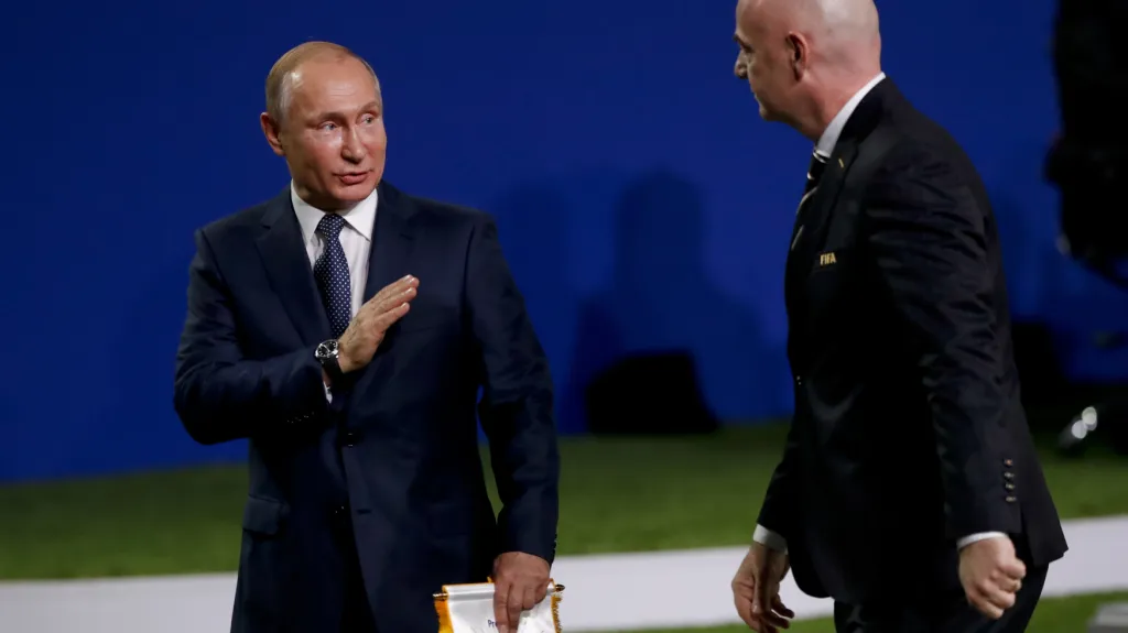 Prezidenti Ruska Vladimir Putin a FIFA Gianni Infantino při kongresu FIFA před zahájením MS