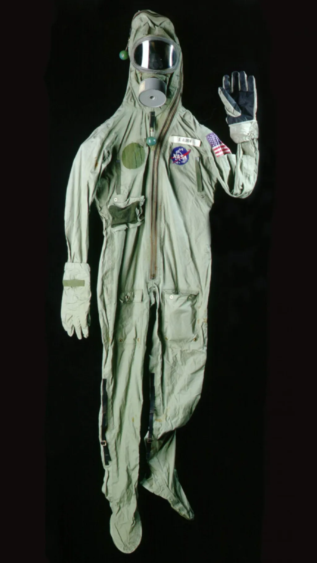 Speciální oděv, který astronauti oblékali před zpětným vstupem na zemský povrch. Nebylo známo, zda měsíc neobsahuje nějakou formou mimozemského života.