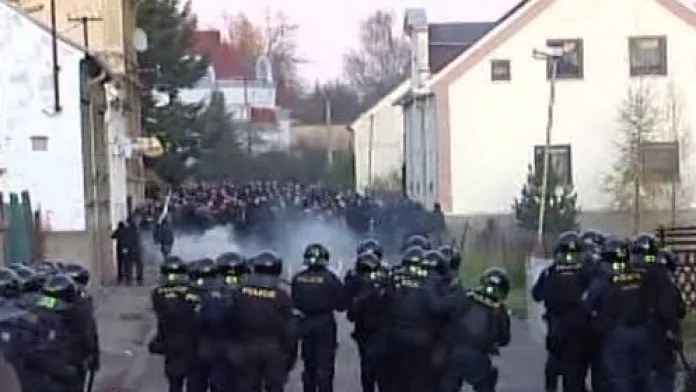 Policisté 17. listopadu zasahovali proti pravicovým radikálům v Litvínově.
