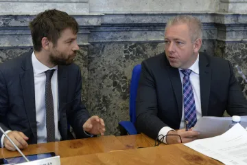 Pelikán obvinil policii, že chce ovlivnit volby. Chovanec žádá vysvětlení, opozice rezignaci