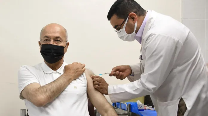 Očkovat se nechal také irácký prezident Barham Salih