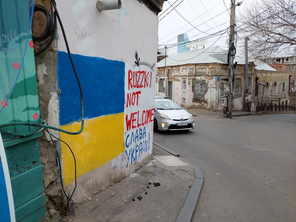 Červeně „Rus není vítán“ (s ve slově Rus zaměněno za z, které je symbolem invaze), modře „Sláva Ukrajině“