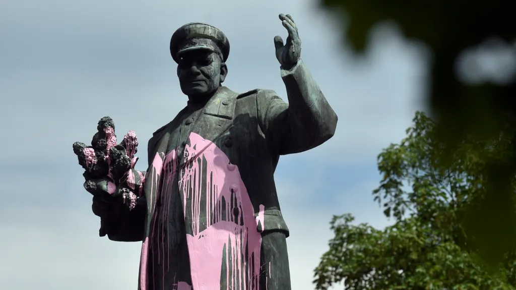 Pomník maršála Koněva politá barvou, květen 2018