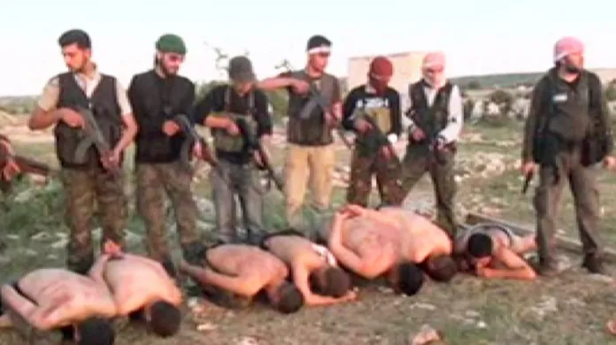 Záběry z popravy syrských vojáků povstalci