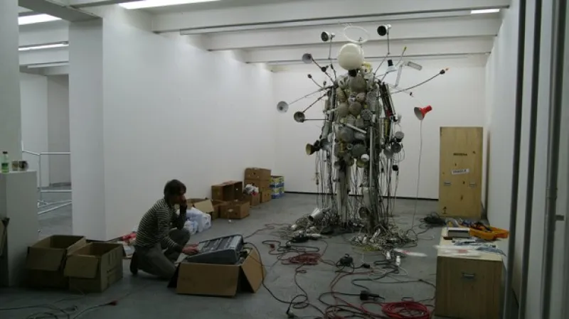 Příprava výstavy Krištofa Kintery Větší problém než máš ty v Galerii Jiří Švestka