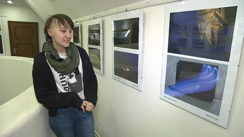Eliška představuje své fotky na výstavě Světlo mého života