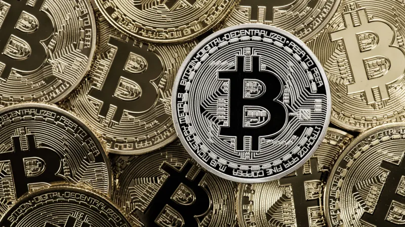 O koupi bitcoinu už se zajímají i prodavačky v samoobsluze. Je to riziko,  nebo snadný zisk? — ČT24 — Česká televize