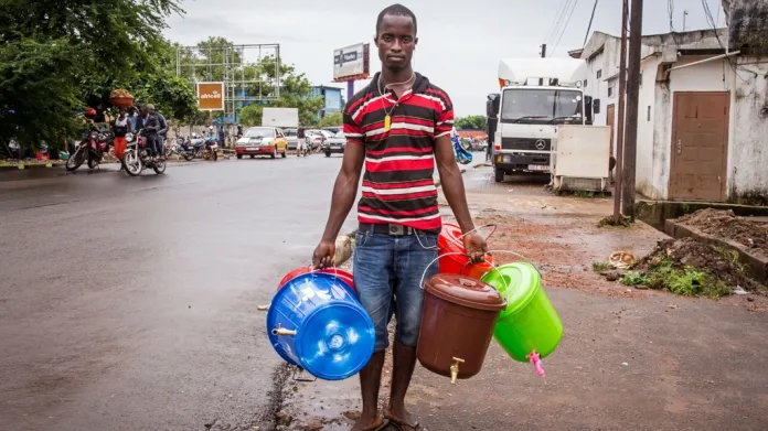 Pouliční prodej kbelíku na mytí rukou