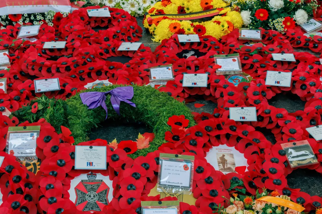 Věnce z vlčích máků a dalších květin položené na Památník Ztraceným v belgickém Ypres.