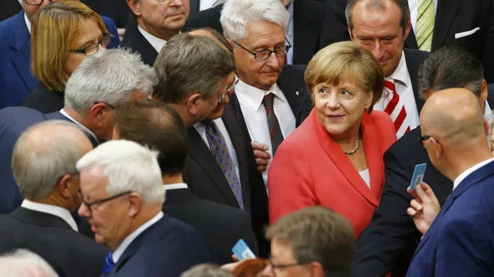 Němečtí poslanci dali vládě souhlas s jednáním o další pomoci Řecku