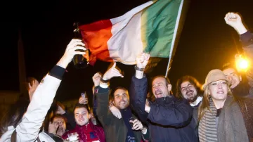 Italové slavící odchod Berlusconiho