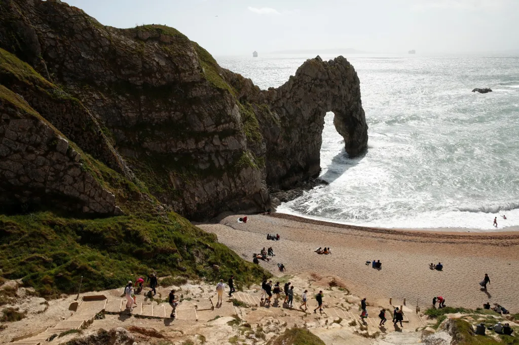Pobřeží v jižní části Anglie Jurassic Coast navštěvuje v době koronavirových opatření více turistů